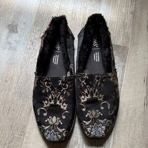 TOMS Women's Black and Silver Patterned Loafers size 7.5 (Runs size 6)